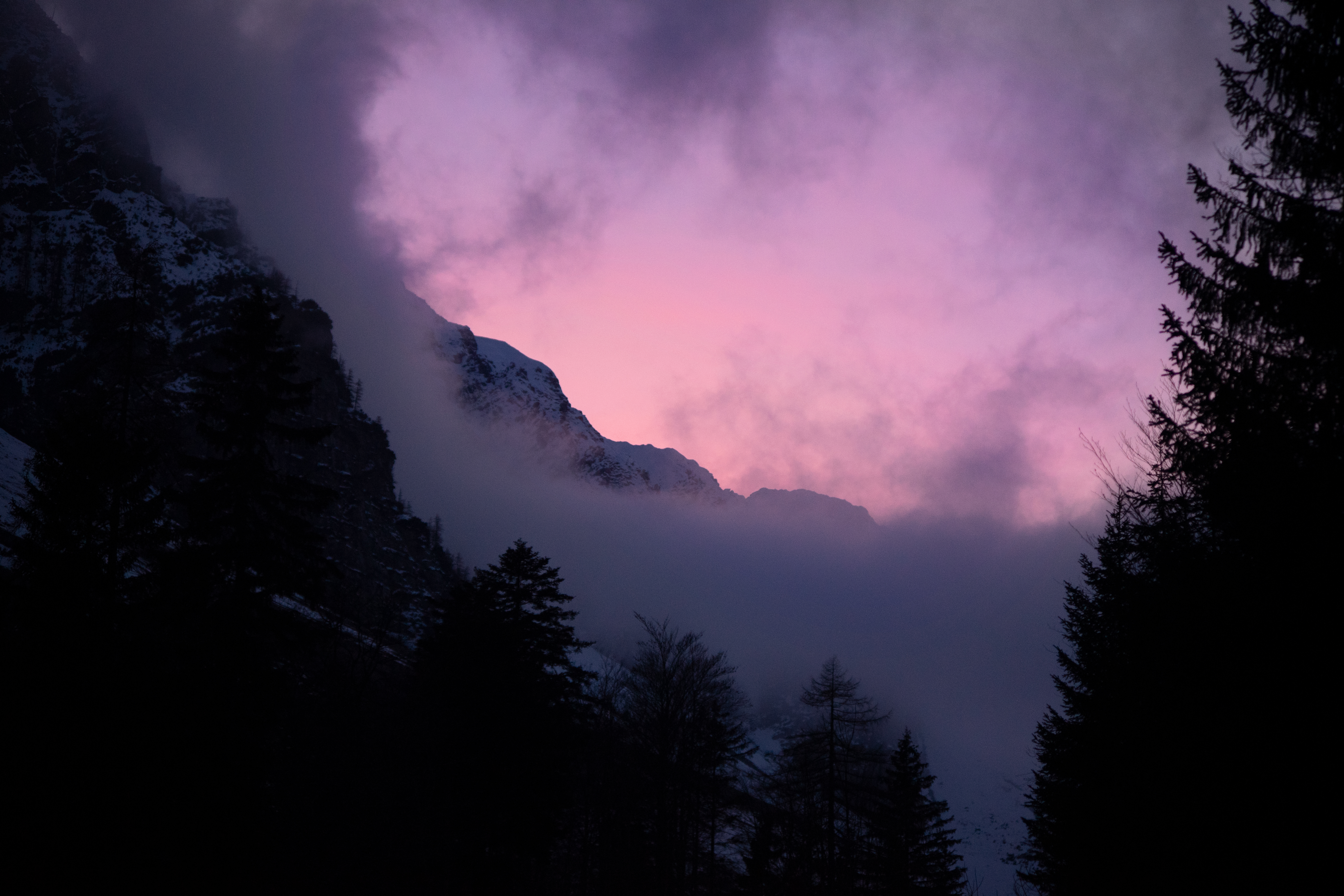 A beatiful image of a purple sunset with dark mountains. Creative Commons