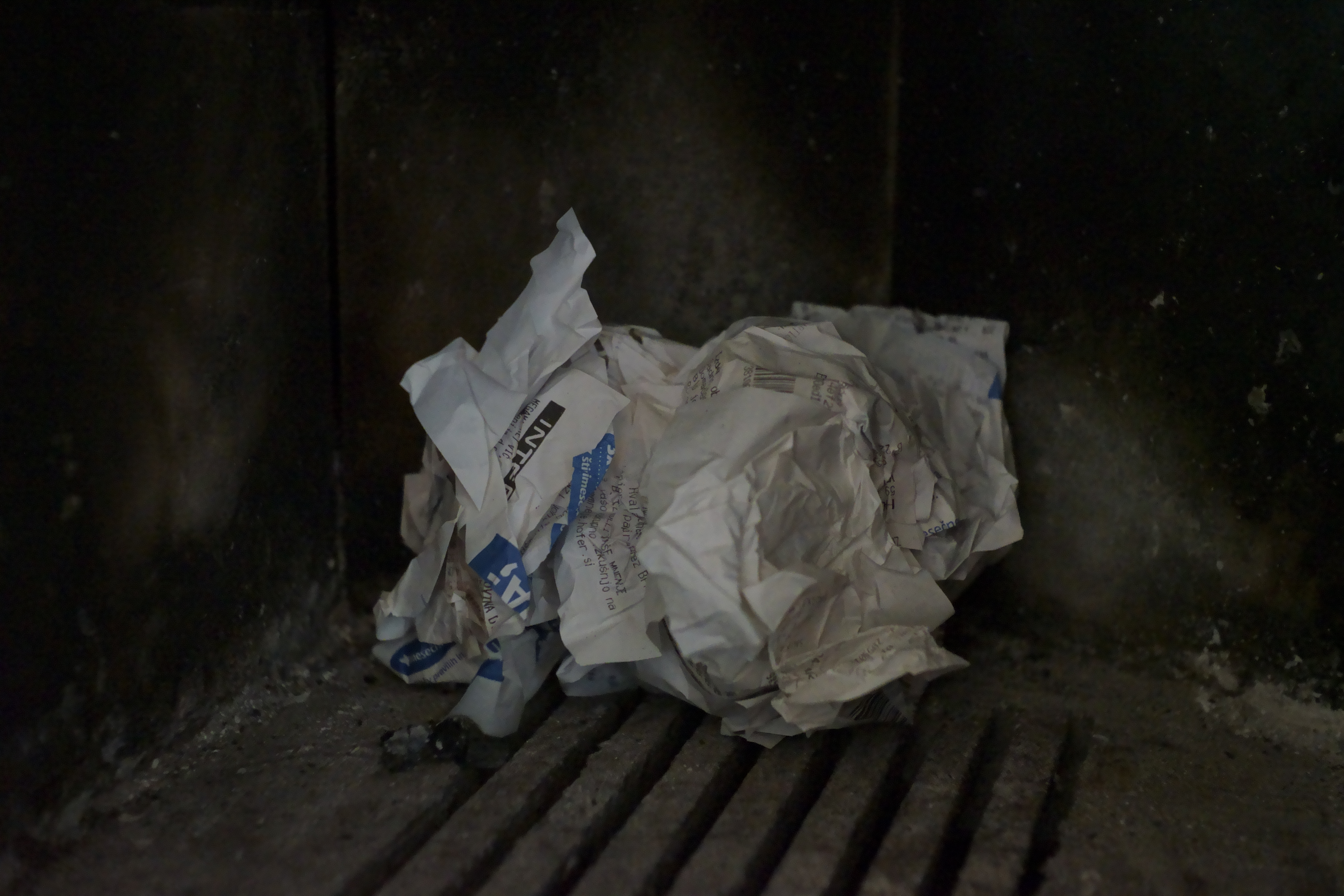 Symbolic image of a ball of receipts in a fireplace, Creative Commons